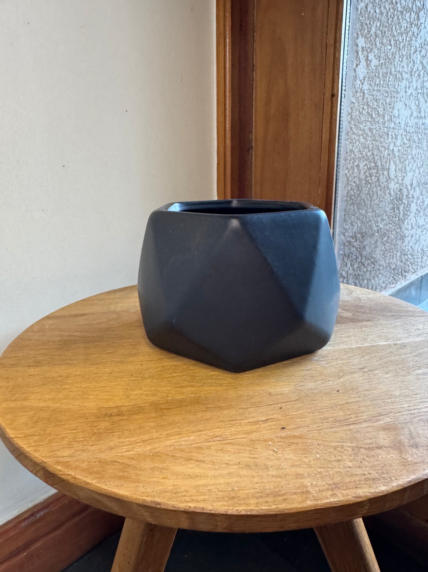 Macetero Negro Hexagonal