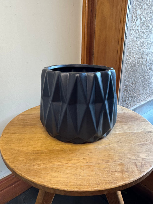 Macetero Negro Diseño Triángulos