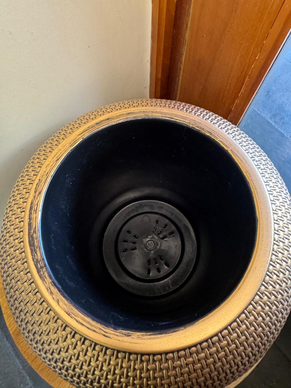 Macetero Plastico Autorregante Diseño Tejido Dorado